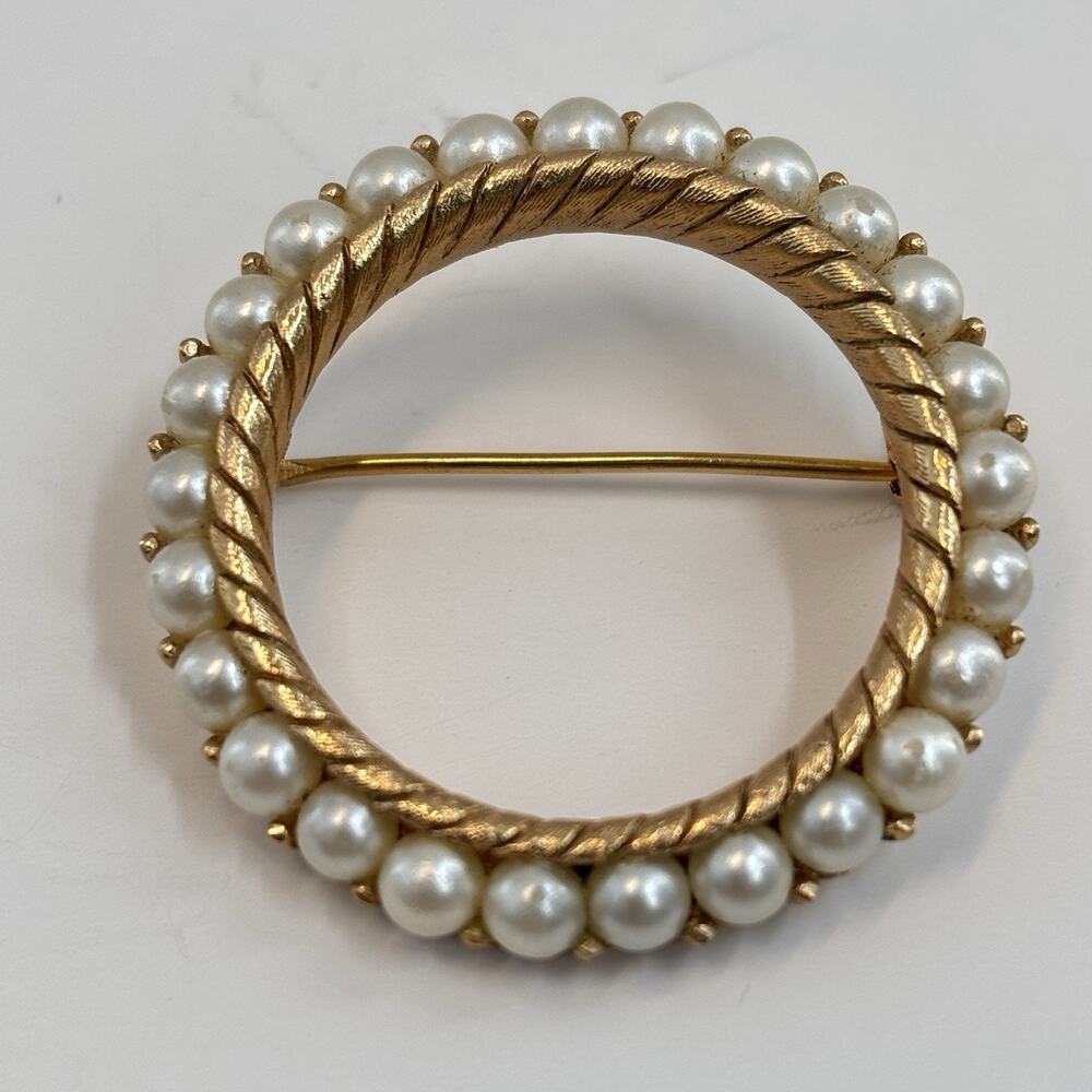 Vintage Crown Trifari Brooch Pin Faux Pearls Gold Tone Circle Classic
